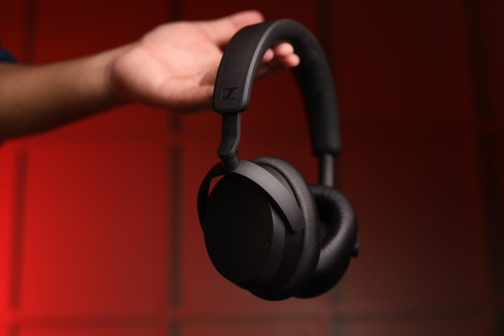 Image showcasing the design of the Sennheiser Accentum headphones